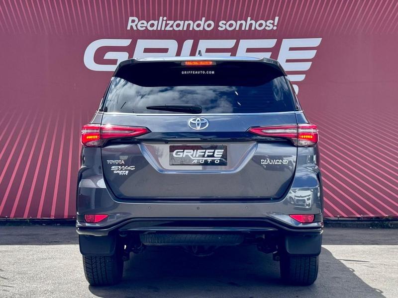 Toyota SW4 Diamond 28 Tb 4X4 Die Automático - foto 4