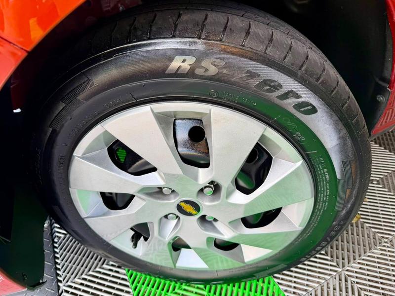 Chevrolet Onix laranja - foto 18