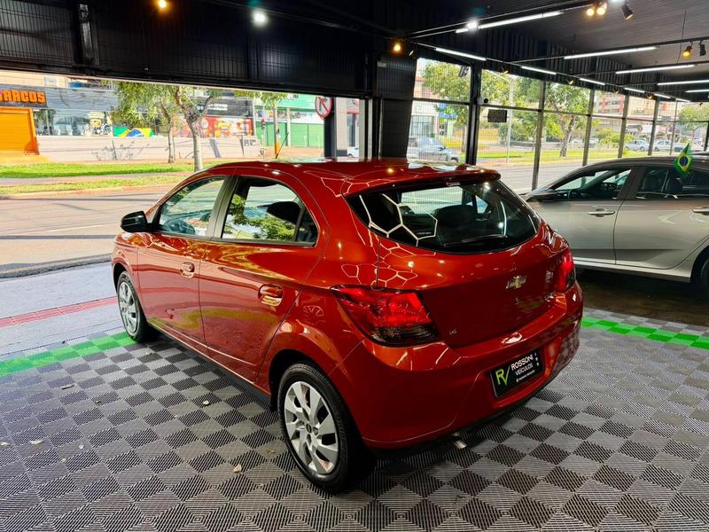 Chevrolet Onix laranja - foto 6