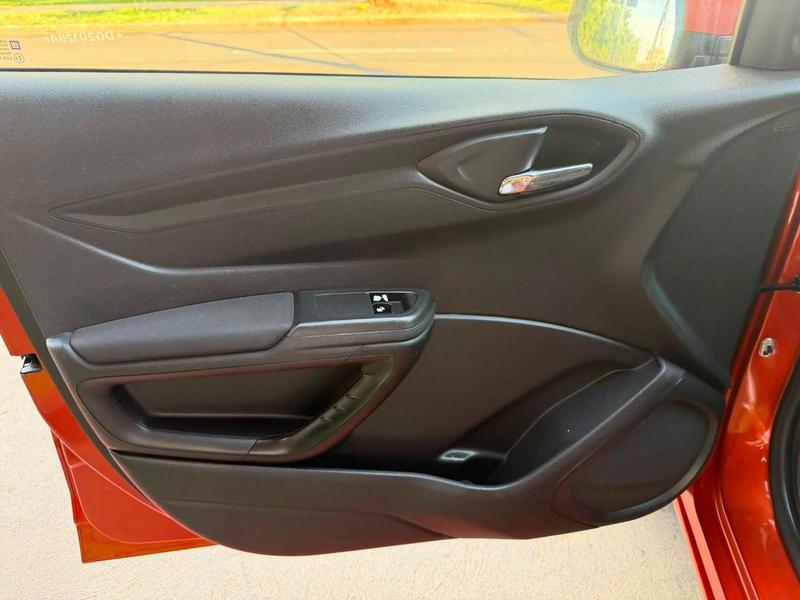 Chevrolet Onix laranja - foto 17