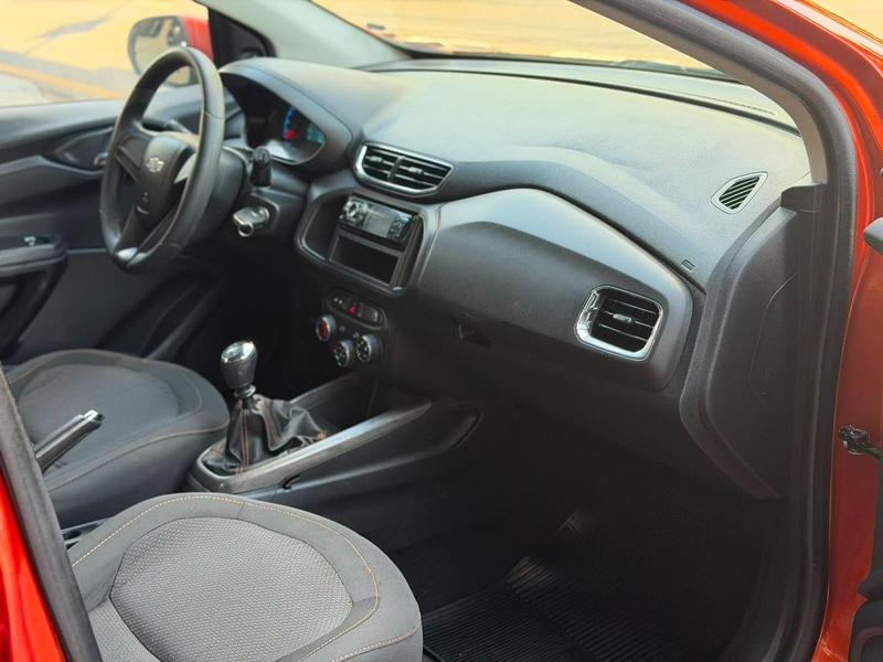 Chevrolet Onix laranja - foto 13