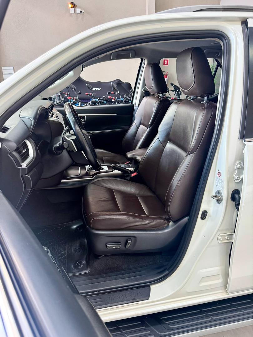 TOYOTA HILUX SW4 SRX 4X4 2.8 TURBO DIESEL - foto 7