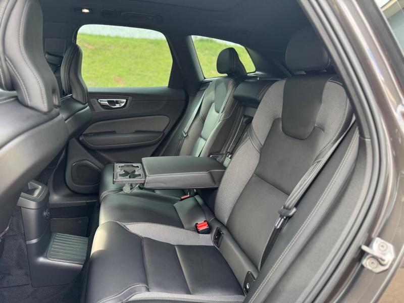 Volvo XC60 T8 R Design - foto 18