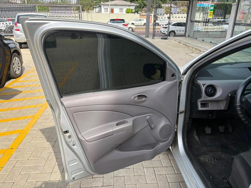 Toyota Etios Hb X - foto 11