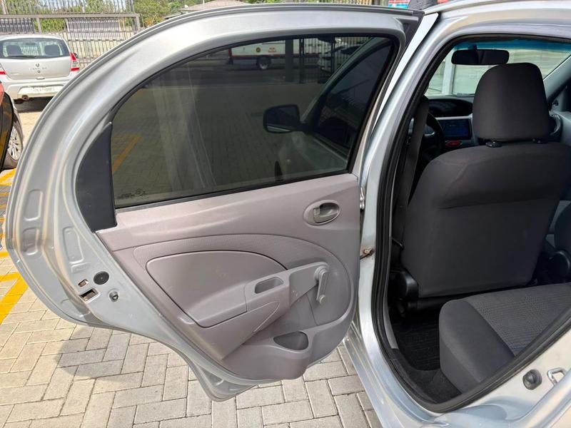 Toyota Etios Hb X - foto 12