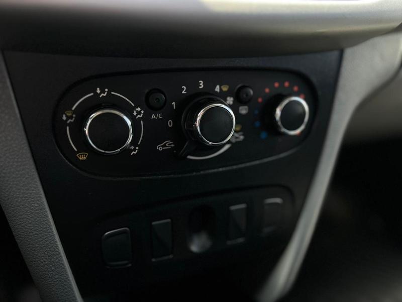 Renault Logan Expression 1.0 - foto 11