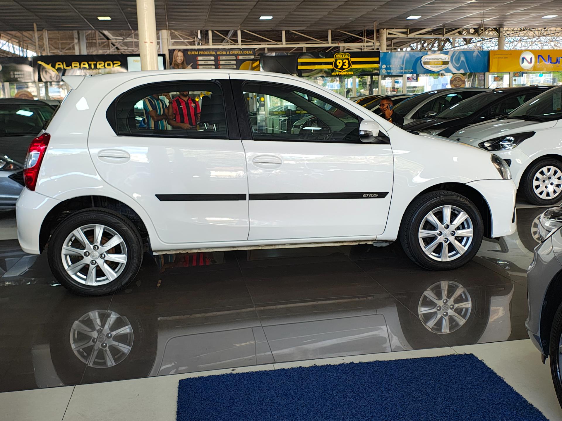 TOYOTA etios hatch x plus 15 at