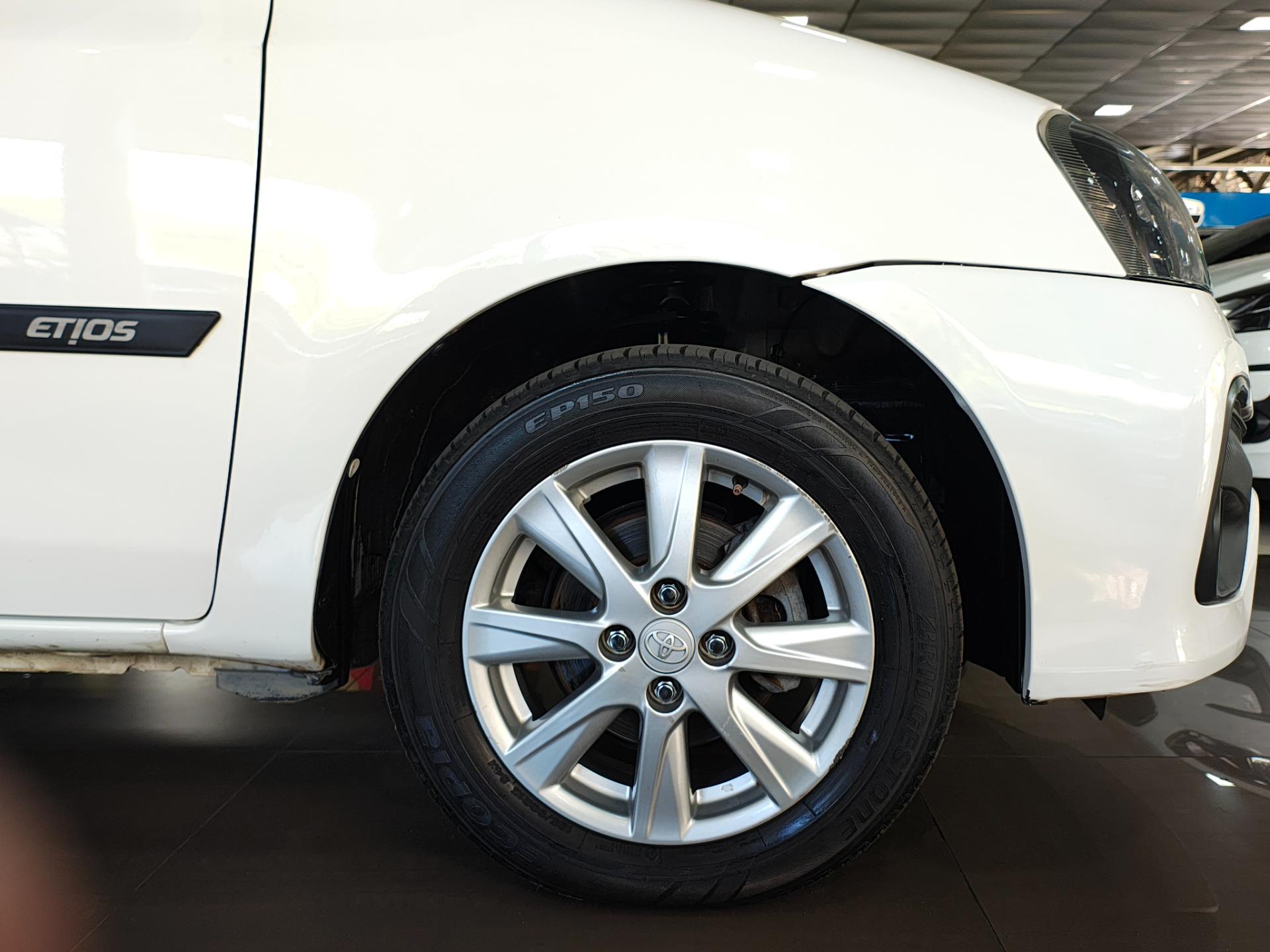 TOYOTA etios hatch x plus 15 at