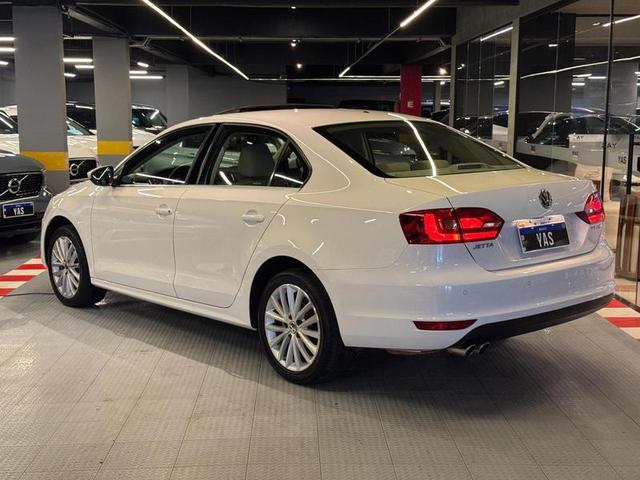 VOLKSWAGEN JETTA 2.0T — foto 4