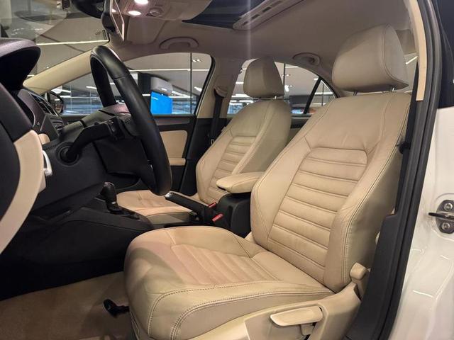 VOLKSWAGEN JETTA 2.0T — foto 11