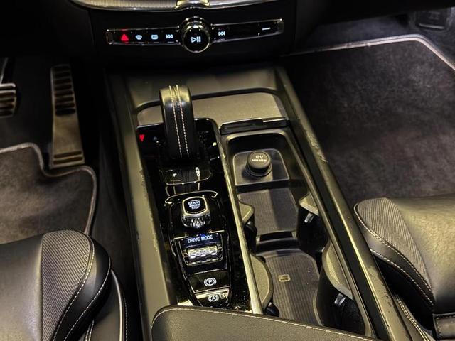 VOLVO XC60 T8 R-DESIGN — foto 18