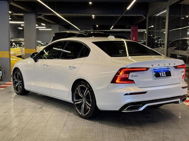 VOLVO S60 T8 R-DESIGN — foto 4