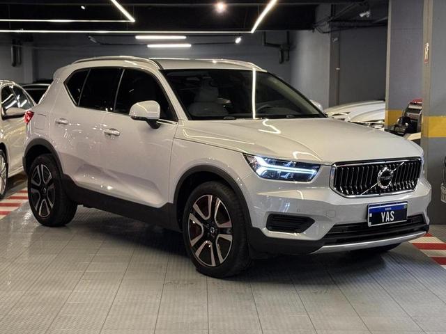 VOLVO XC40 T5H MOMENTU — foto 1