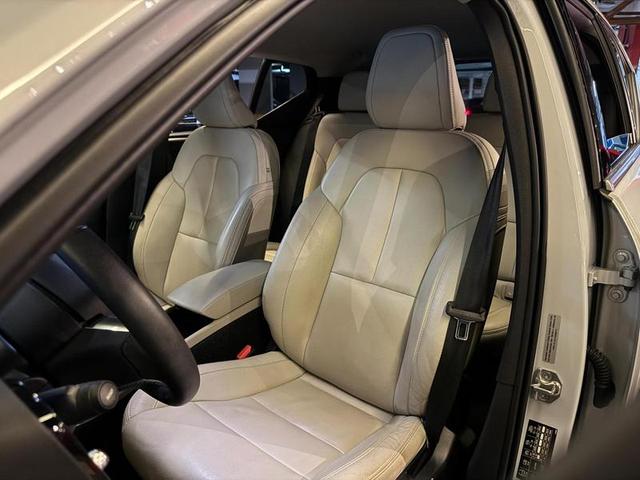 VOLVO XC40 T5H MOMENTU — foto 11