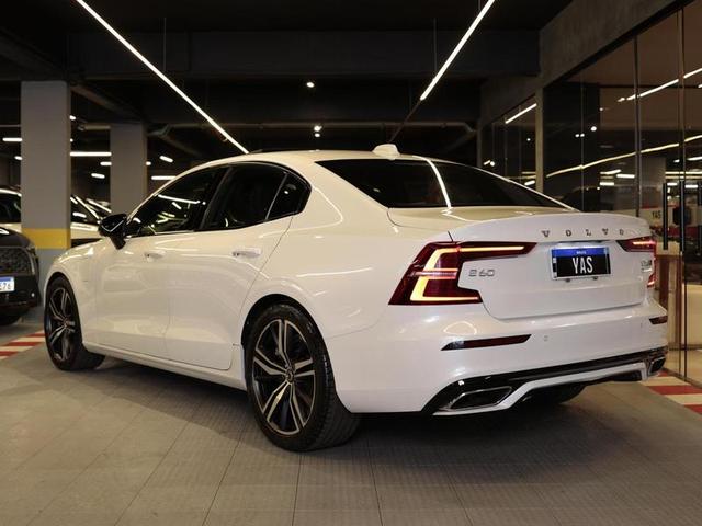 VOLVO S60 T8 R-DESIGN — foto 4