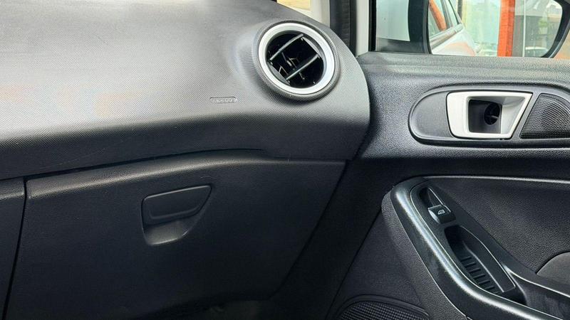 Ford Fiesta 16se - foto 10