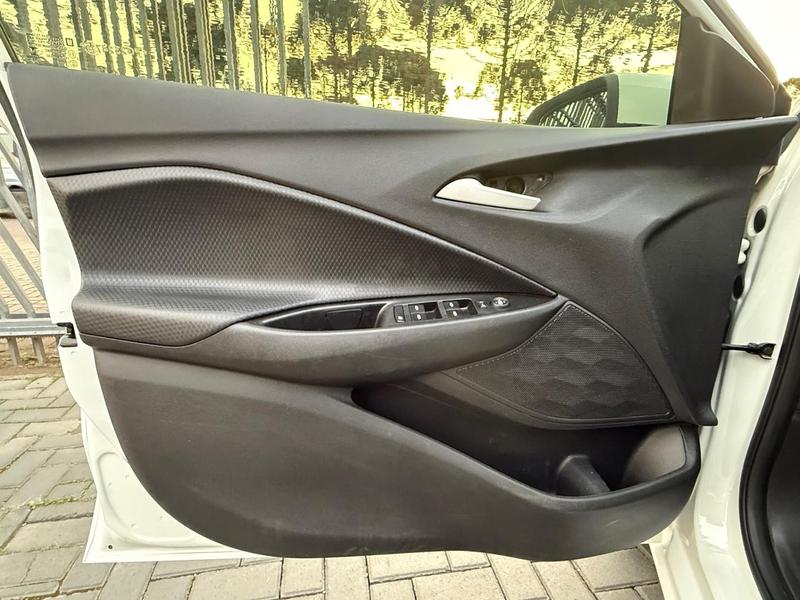 Chevrolet Onix Plus 10tat - foto 10