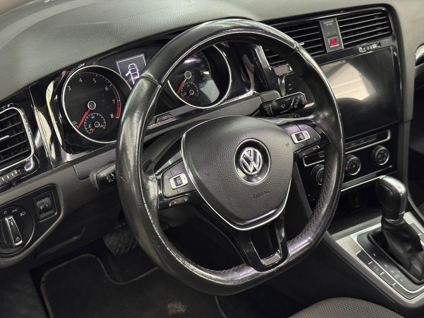 Volkswagen GOLF 23
