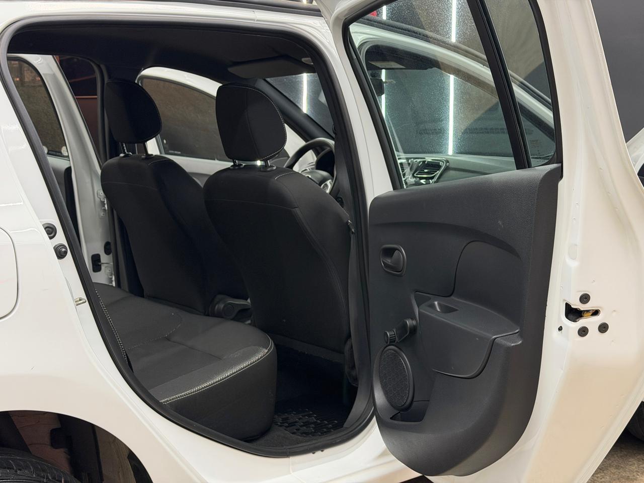 Renault SANDERO 24