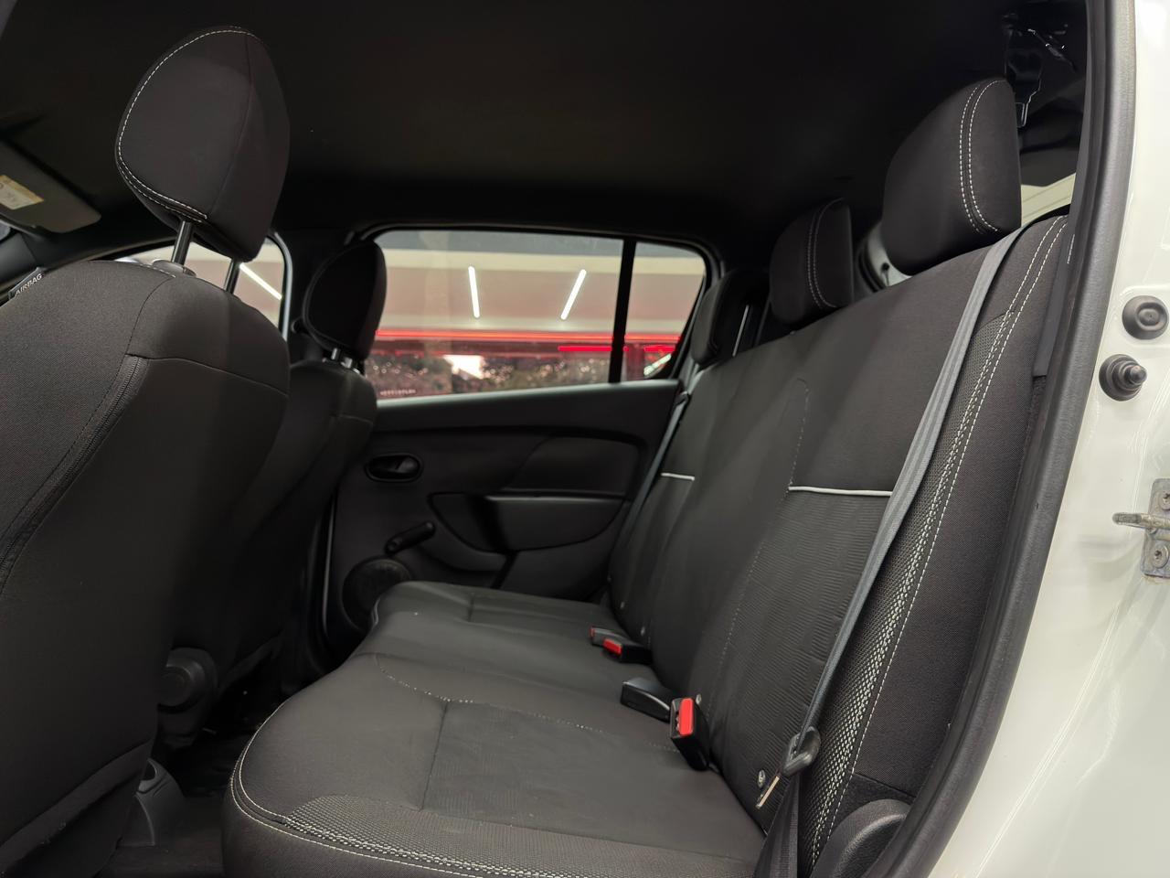 Renault SANDERO 8