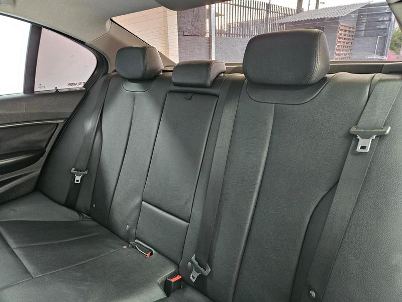 BMW 320i 3b 11 - foto 20