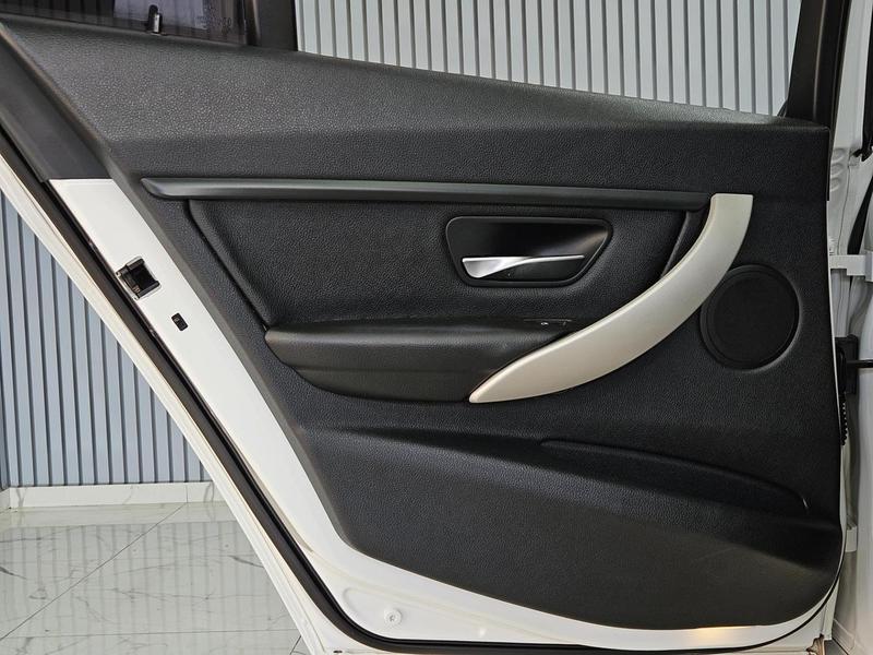 BMW 320i 3b 11 - foto 17