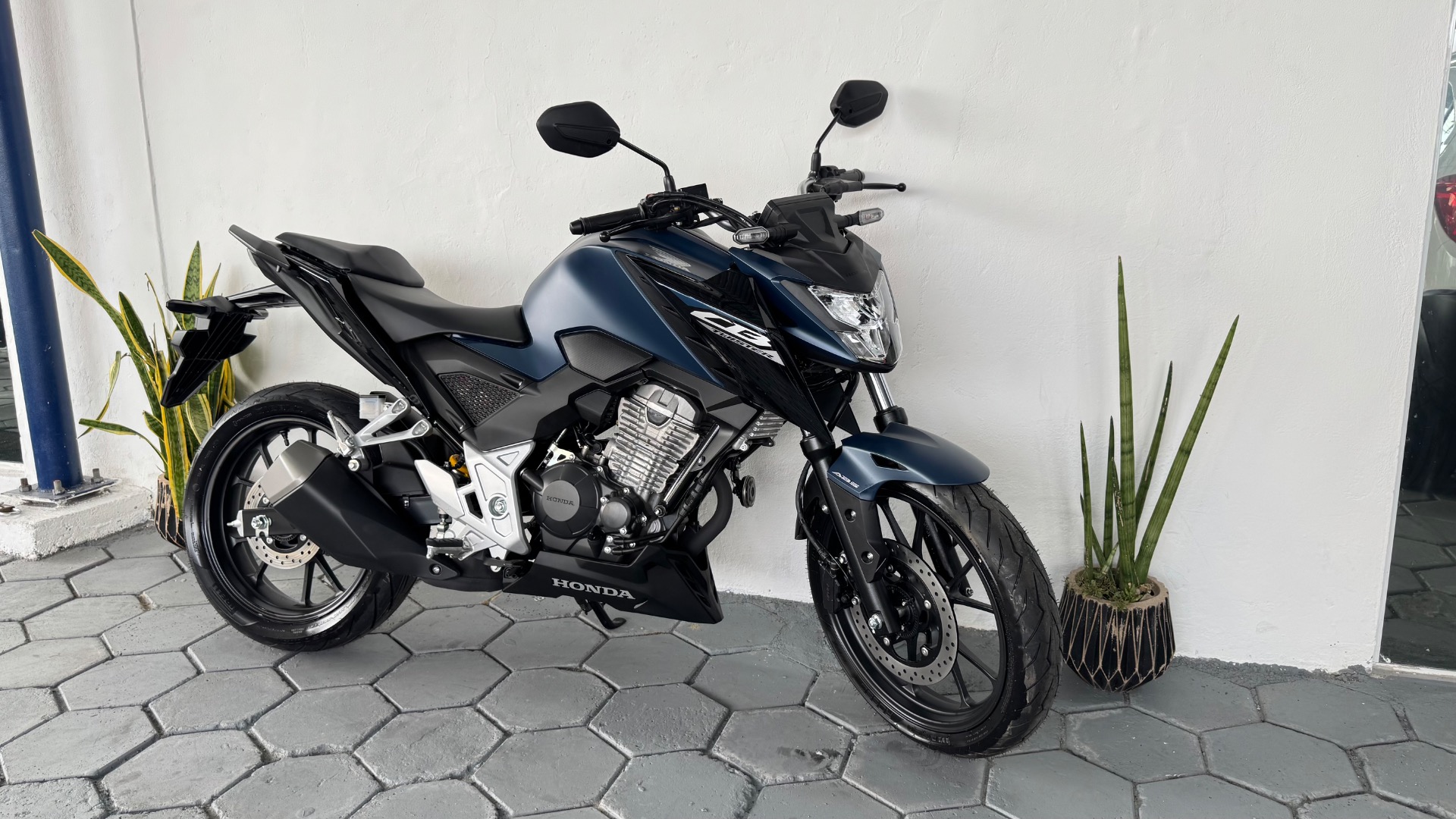 Honda CB     2025