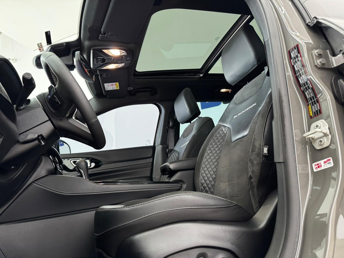 Jeep Commander Blackhawk 2025