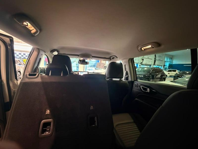 Jeep Commander Lim T - foto 13