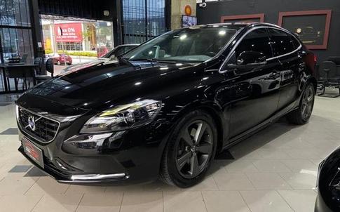 VOLVO V40 T4 MOMENTUM